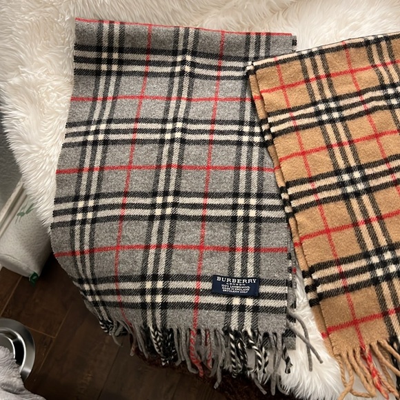 . One Burberry London 100% Lambswool Scarfs (Authentic) - Picture 2 of 6